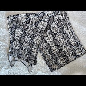 Black & white snake print body-con dress